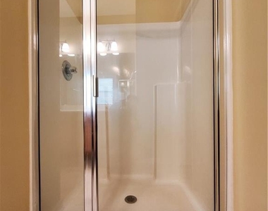 1005 Westmoreland Lane - Photo Thumbnail 12
