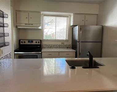 6910 Hart Ln - Photo Thumbnail 9