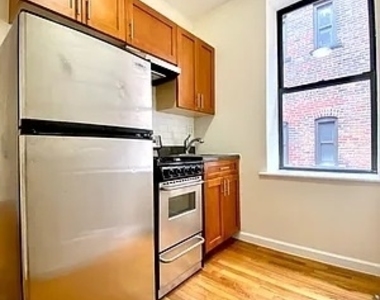 East 80th Street - Photo Thumbnail 7