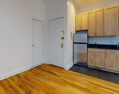 East 93 Street - Photo Thumbnail 3