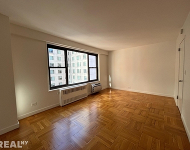 Fourth Avenue - Photo Thumbnail 3