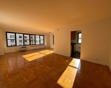 Fourth Avenue - Photo Thumbnail 2