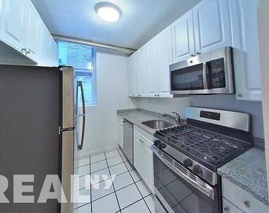 West 11th Street - Photo Thumbnail 3