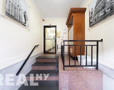 West 11th Street - Photo Thumbnail 5