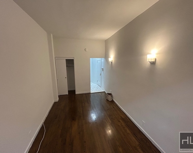 East 89 St - Photo Thumbnail 0