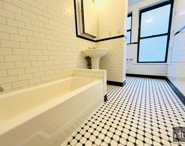 East 80th Street - Photo Thumbnail 3