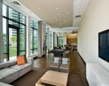 Center Blvd - Photo Thumbnail 3