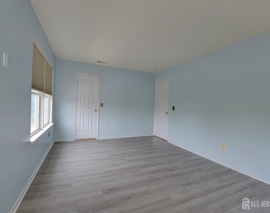 144 Keswick Drive - Photo Thumbnail 11