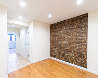 240 West 20th Street - Photo Thumbnail 6