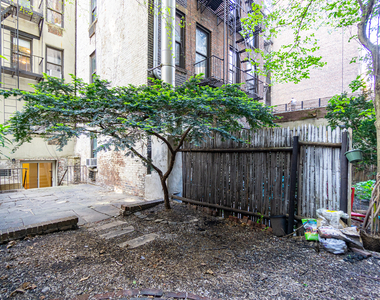 240 West 20th Street - Photo Thumbnail 2