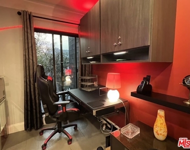 950 N Kings Road - Photo Thumbnail 17