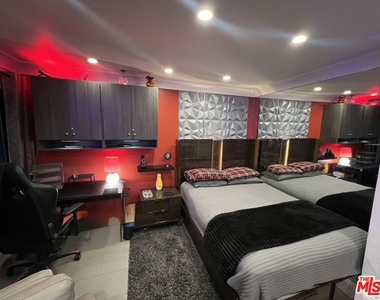 950 N Kings Road - Photo Thumbnail 32
