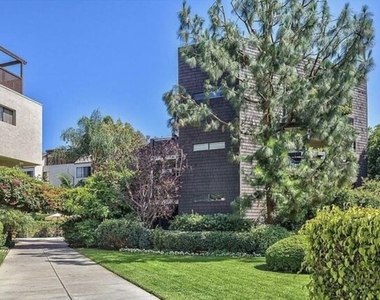 950 N Kings Road - Photo Thumbnail 45