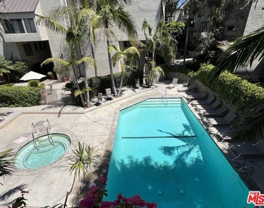 950 N Kings Road - Photo Thumbnail 11