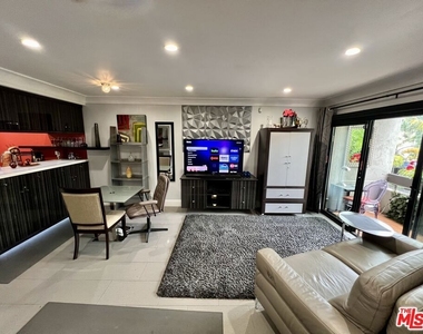 950 N Kings Road - Photo Thumbnail 9