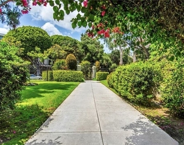950 N Kings Road - Photo Thumbnail 56