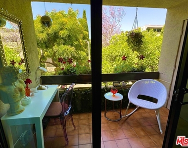 950 N Kings Road - Photo Thumbnail 1