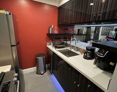 950 N Kings Road - Photo Thumbnail 30