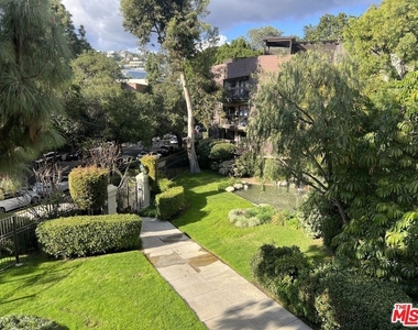 950 N Kings Road - Photo Thumbnail 7