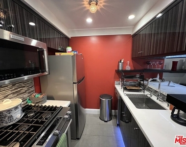 950 N Kings Road - Photo Thumbnail 31