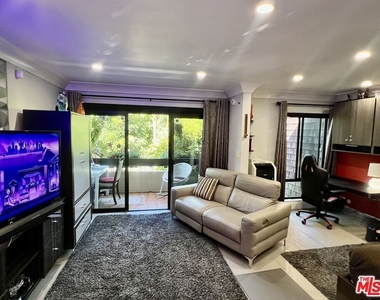 950 N Kings Road - Photo Thumbnail 10