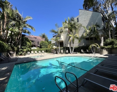 950 N Kings Road - Photo Thumbnail 14