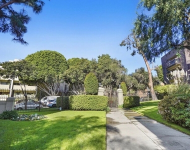 950 N Kings Road - Photo Thumbnail 22