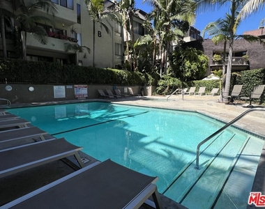 950 N Kings Road - Photo Thumbnail 5