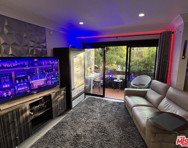 950 N Kings Road - Photo Thumbnail 12
