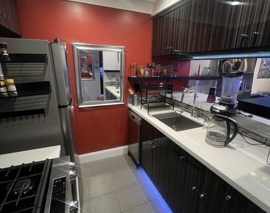 950 N Kings Road - Photo Thumbnail 4