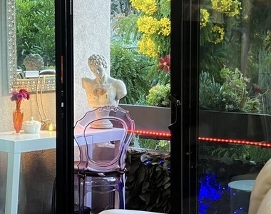 950 N Kings Road - Photo Thumbnail 8