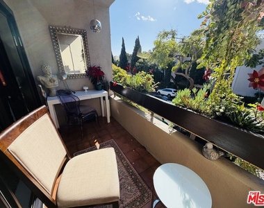 950 N Kings Road - Photo Thumbnail 3