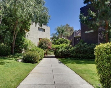 950 N Kings Road - Photo Thumbnail 27
