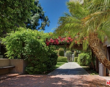 950 N Kings Road - Photo Thumbnail 34