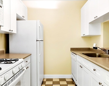 88 Greenwich St - Photo Thumbnail 2