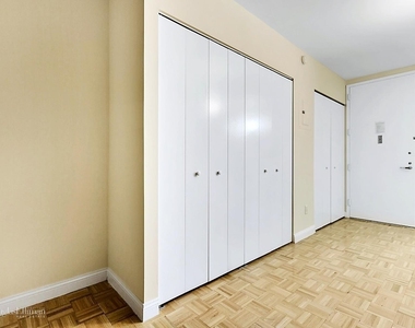 88 Greenwich St - Photo Thumbnail 5