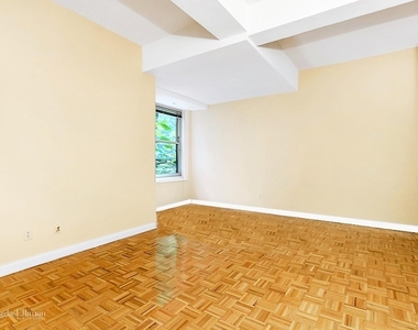 88 Greenwich St - Photo Thumbnail 1
