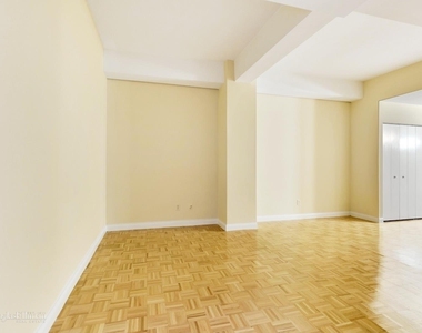 88 Greenwich St - Photo Thumbnail 4