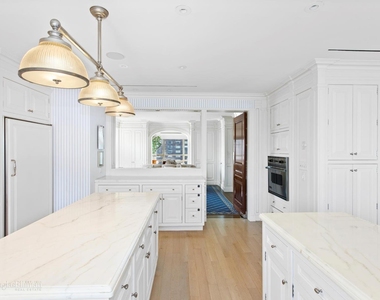 415 E 54th St - Photo Thumbnail 12