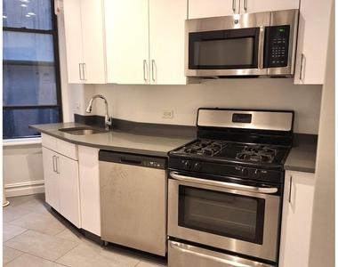 166 W 72nd St - Photo Thumbnail 2