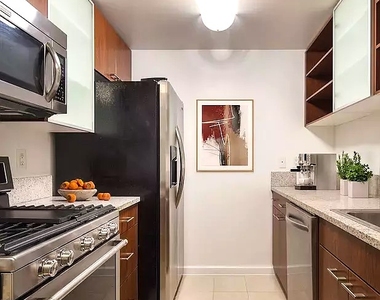 535 West 23rd Street - Photo Thumbnail 7