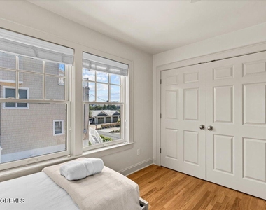 1043 Barnegat Lane - Photo Thumbnail 14
