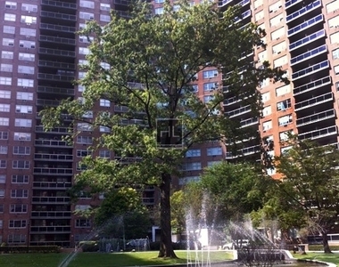 Queens Boulevard - Photo Thumbnail 5