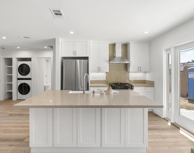 291 Ebony Avenue - Photo Thumbnail 7