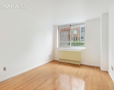 520 W 23rd Street - Photo Thumbnail 4