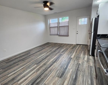 407 Mellon Street Se - Photo Thumbnail 2