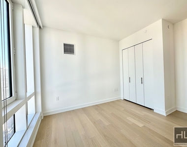 West 38th Street - Photo Thumbnail 3