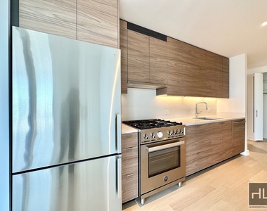 West 38th Street - Photo Thumbnail 4