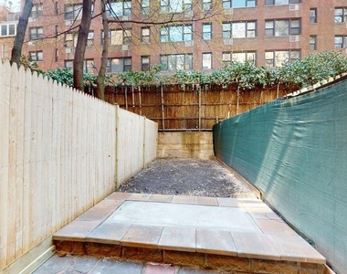 340 East 53rd Street - Photo Thumbnail 7