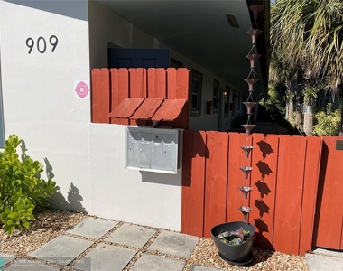 909 Ne 23rd Dr - Photo Thumbnail 2
